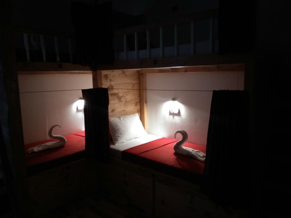 Curlies Zulu Land Hostel Anjuna Ngoại thất bức ảnh