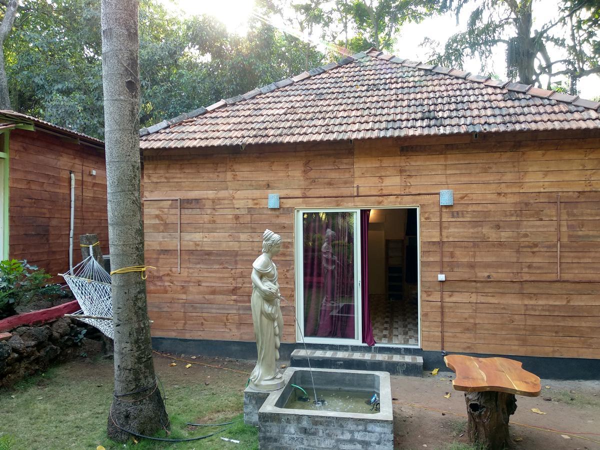 Curlies Zulu Land Hostel Anjuna Ngoại thất bức ảnh