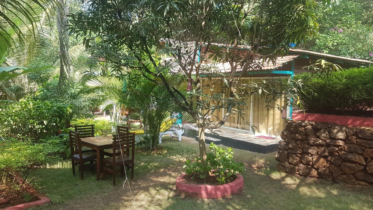 Curlies Zulu Land Hostel Anjuna Ngoại thất bức ảnh