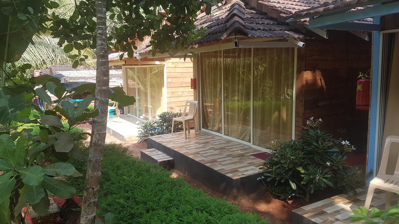 Curlies Zulu Land Hostel Anjuna Ngoại thất bức ảnh
