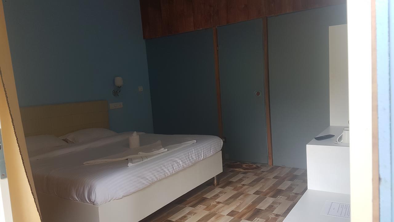 Curlies Zulu Land Hostel Anjuna Ngoại thất bức ảnh
