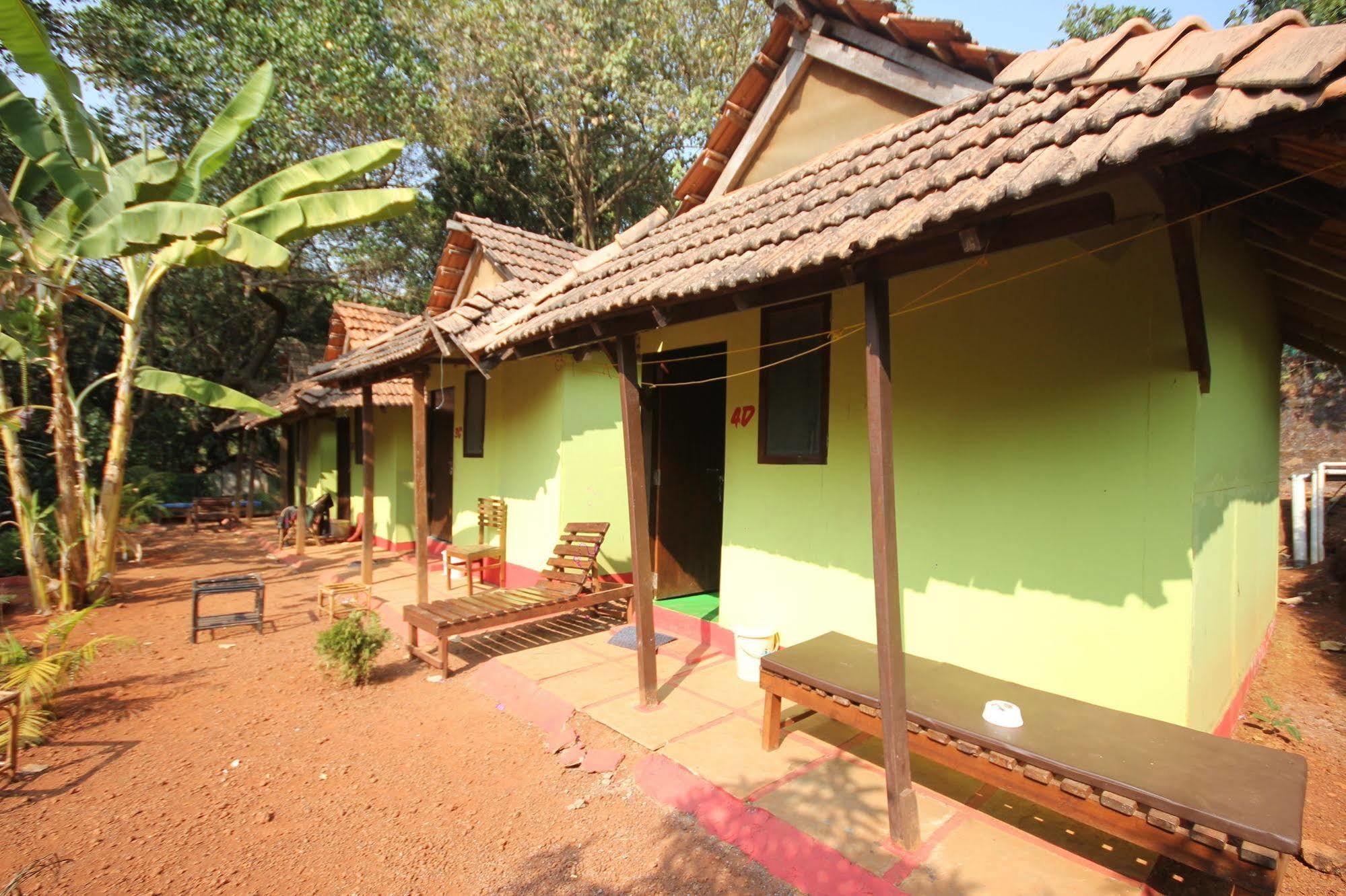 Curlies Zulu Land Hostel Anjuna Ngoại thất bức ảnh